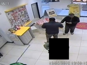 FOTO: Policisté pátrají po muži, který okradl zaměstnankyni pošty