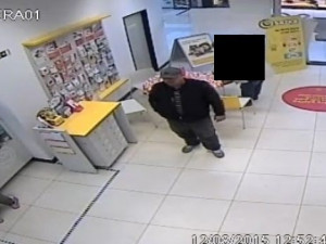 Pachatel (bez čepice) společně se svědkem události nebo svým známým (v kšiltovce)