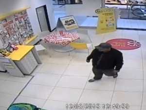 Pachatel (bez čepice) společně se svědkem události nebo svým známým (v kšiltovce)