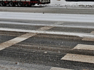 SJÍZDNOST: Na Liberecku stále sněží, silničáři proto doporučují opatrnost