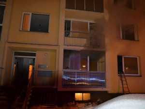 Hasiči museli kvůli požáru evakuovat 40 nájemníků panelového domu v České Lípě