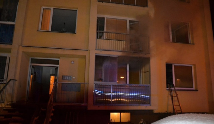 Hasiči museli kvůli požáru evakuovat 40 nájemníků panelového domu v České Lípě