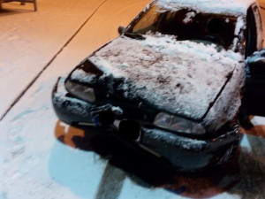 Opilý řidič zdemoloval auto i zábradlí. Přesto jel dál