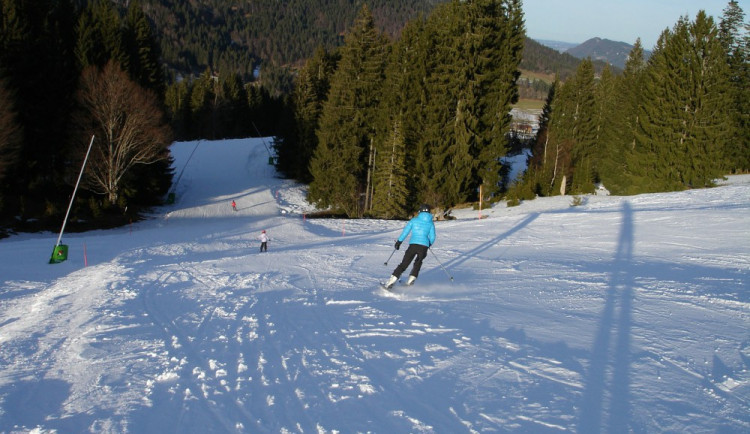 Vydařený víkend mají za sebou skiareály, obleva lyžaře neodradila