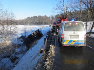 Nákladní automobil skončil na střeše pod Albrechtickým kopcem. Řidič vyvázl bez zranění