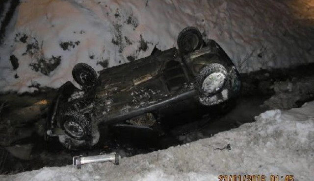 Opilý řidič skončil se svým autem na střeše v řece, od nehody utekl