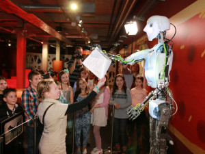 Humanoidní robot předával v Liberci vysvědčení. Poprvé v České republice