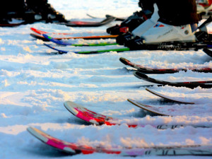 Do lyžařských areálů zavítaly o víkendu tisíce lidí. Na sjezdovkách leží kolem 40 centimetrů sněhu