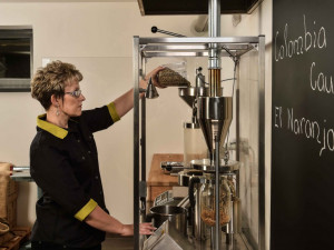 Unikátní pražírna kávy v Turnově si zapamatuje pražící proces každého zákazníka