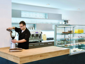 Unikátní pražírna kávy v Turnově si zapamatuje pražící proces každého zákazníka