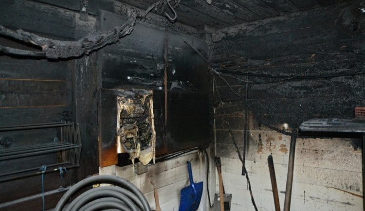 Na břehu Mácháče kdosi zapálil kiosek. Úmysl nebo nedbalost?