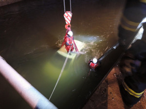 Panda sjela do náhonu Jizery, její řidič v nemocnici zemřel