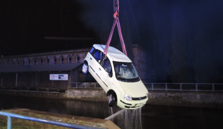 Panda sjela do náhonu Jizery, její řidič v nemocnici zemřel