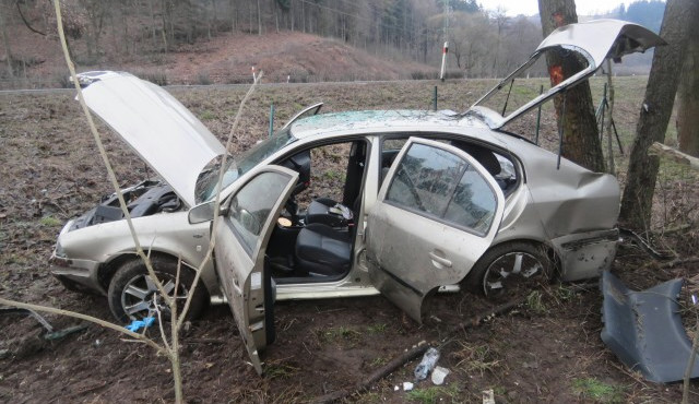 Řidič Octavie zranil při nehodě u Hodkovic sebe i dva spolujezdce