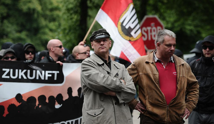 Christian Worch (vpravo) na demonstraci dnes už bývalé strany NPD. Z ní vzešla strana Die Rechte, jíž je Worch předsedou