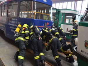 Vozovnu dopravního podniku zachvátil požár, naštěstí ale jen cvičně