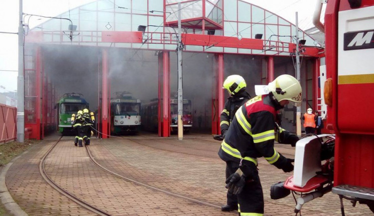 Vozovnu dopravního podniku zachvátil požár, naštěstí ale jen cvičně