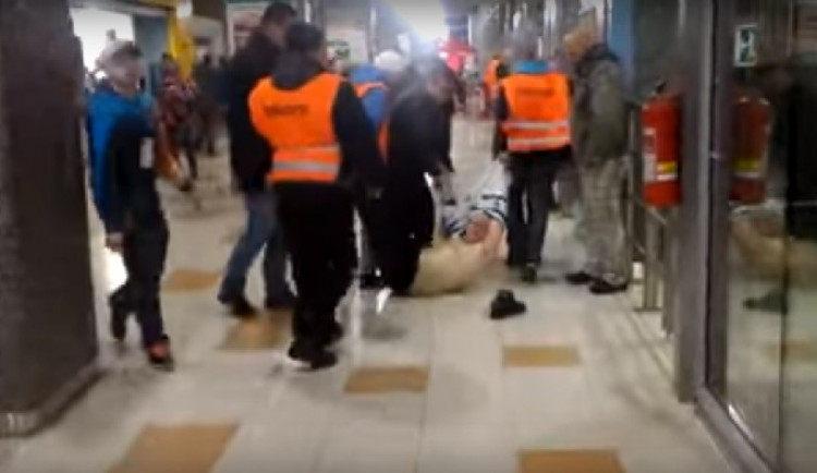 VIDEO: Kontroverzní zákrok královéhradeckých pořadatelů na fanouška Tygrů řeší policie