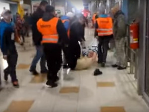 VIDEO: Kontroverzní zákrok královéhradeckých pořadatelů na fanouška Tygrů řeší policie