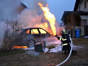 FOTO,VIDEO: V Hanychově po nehodě vzplálo auto. Zasáhlo i plynový sloupek