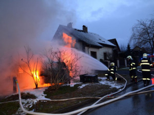 Požár auta po nárazu do plynového vedení