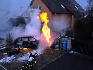 Požár auta po nárazu do plynového vedení