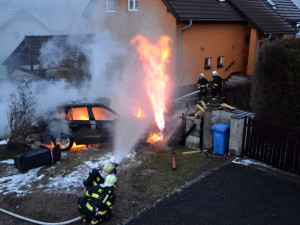 Požár auta po nárazu do plynového vedení
