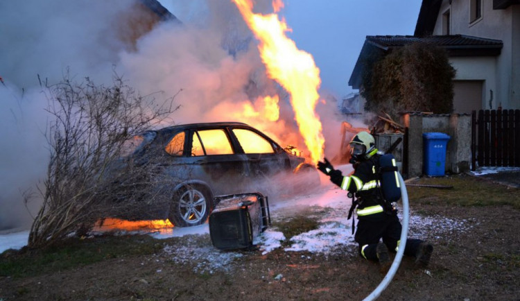 Požár auta po nárazu do plynového vedení