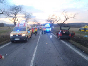 Silnici na Nové Město pod Smrkem uzavřela vážná nehoda tří aut