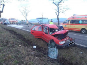Silnici na Nové Město pod Smrkem uzavřela vážná nehoda tří aut