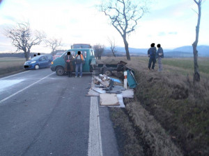 Silnici na Nové Město pod Smrkem uzavřela vážná nehoda tří aut
