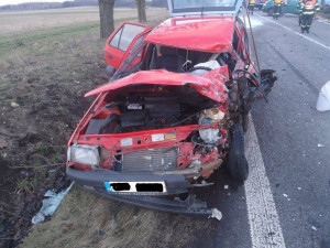 Silnici na Nové Město pod Smrkem uzavřela vážná nehoda tří aut