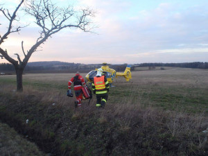 Silnici na Nové Město pod Smrkem uzavřela vážná nehoda tří aut