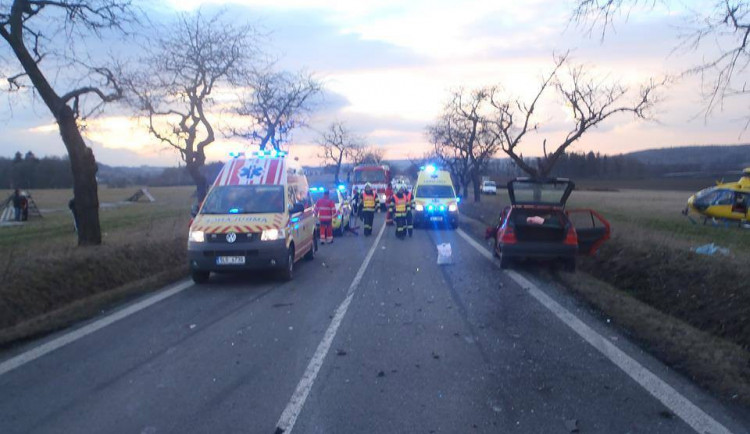 Silnici na Nové Město pod Smrkem uzavřela vážná nehoda tří aut