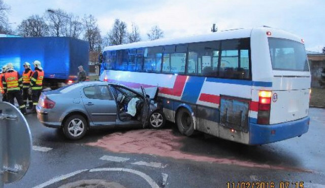 Řidič autobus přehlédl přijíždějící auto a vjel mu do cesty, dva zranění