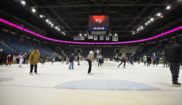 Svátek všech zamilovaných oslavili bruslaři v Home Credit Areně