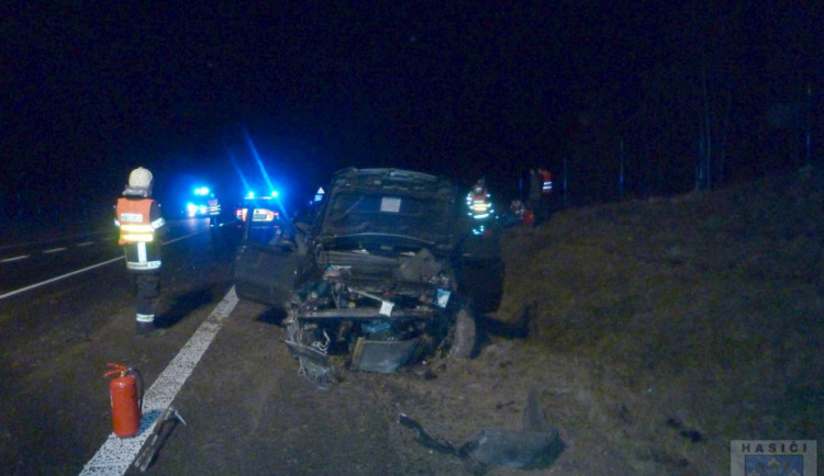 U Hrádku nad Nisou se v neděli večer střetla dvě auta a motocykl