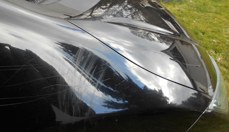 Neznámý vandal si dal záležet. Hondu zaparkovanou na náměstí poškrábal ostrým předmětem