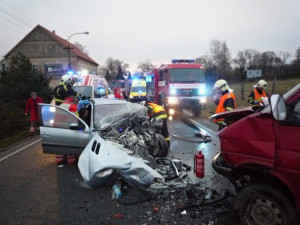 Vážná nehoda na Českolipsku. Řidiče museli hasiči z vraku auta vystříhat
