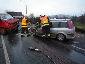 Vážná nehoda na Českolipsku. Řidiče museli hasiči z vraku auta vystříhat