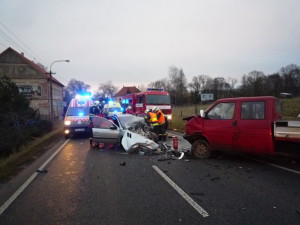 Vážná nehoda na Českolipsku. Řidiče museli hasiči z vraku auta vystříhat