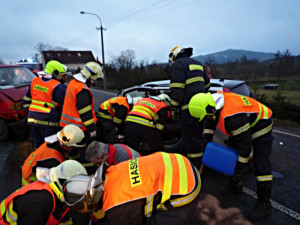 Vážná nehoda na Českolipsku. Řidiče museli hasiči z vraku auta vystříhat