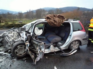 Vážná nehoda na Českolipsku. Řidiče museli hasiči z vraku auta vystříhat