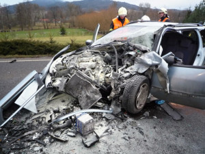 Vážná nehoda na Českolipsku. Řidiče museli hasiči z vraku auta vystříhat