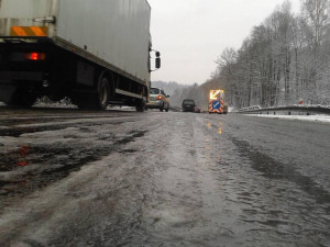 FOTO, VIDEO: Sníh, odstavené kamiony a kolabující doprava. Kdo dnes nechal auto v garáži, vyhrál