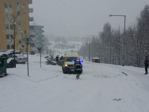 Silnice v Zeleném Údolí se proměnila v kluziště, havarovala tam záchranka i hasiči