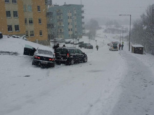 Silnice v Zeleném Údolí se proměnila v kluziště, havarovala tam záchranka i hasiči