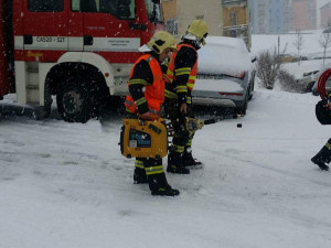 Silnice v Zeleném Údolí se proměnila v kluziště, havarovala tam záchranka i hasiči