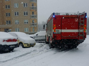 Silnice v Zeleném Údolí se proměnila v kluziště, havarovala tam záchranka i hasiči
