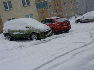 Silnice v Zeleném Údolí se proměnila v kluziště, havarovala tam záchranka i hasiči